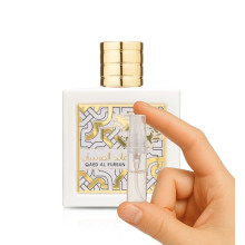 Lattafa Qaed Al Fursan White Edition (2ml): frescura vibrante y toque afrutado. Perfume original en atomizador de 2 ml.
